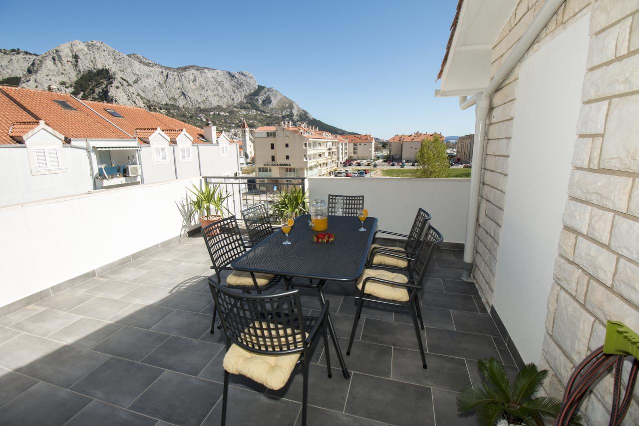 Cherry Omis Exterior photo