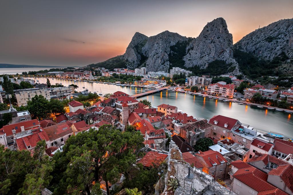 Cherry Omis Exterior photo